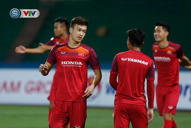 ẢNH: U23 Việt Nam tập làm quen sân vận động Việt Trì, sẵn sàng so tài U23 Myanmar - Ảnh 5. ẢNH: U23 Việt Nam tập làm quen sân vận động Việt Trì, sẵn sàng so tài U23 Myanmar - Ảnh 5.