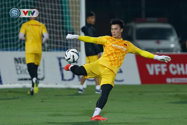 ẢNH: U23 Việt Nam tập làm quen sân vận động Việt Trì, sẵn sàng so tài U23 Myanmar - Ảnh 9. ẢNH: U23 Việt Nam tập làm quen sân vận động Việt Trì, sẵn sàng so tài U23 Myanmar - Ảnh 9.