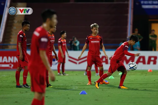 ẢNH: U23 Việt Nam tập làm quen sân vận động Việt Trì, sẵn sàng so tài U23 Myanmar - Ảnh 2. ẢNH: U23 Việt Nam tập làm quen sân vận động Việt Trì, sẵn sàng so tài U23 Myanmar - Ảnh 2.