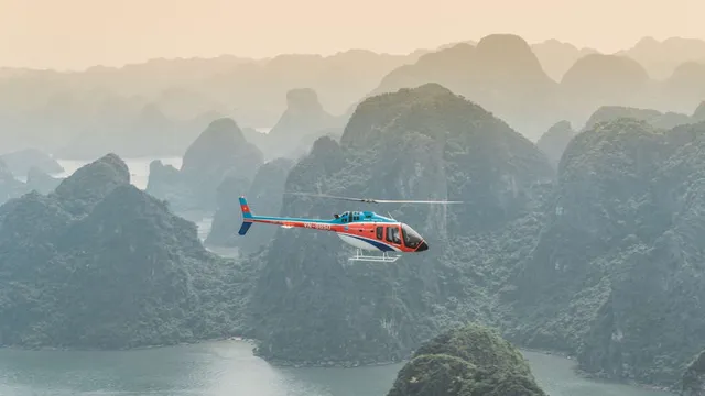 Trực thăng ngắm cảnh vịnh Hạ Long tuyệt đẹp lên CNN - Ảnh 3. Trực thăng ngắm cảnh vịnh Hạ Long tuyệt đẹp lên CNN - Ảnh 3.