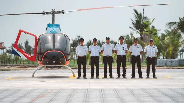 Trực thăng ngắm cảnh vịnh Hạ Long tuyệt đẹp lên CNN - Ảnh 2. Trực thăng ngắm cảnh vịnh Hạ Long tuyệt đẹp lên CNN - Ảnh 2.