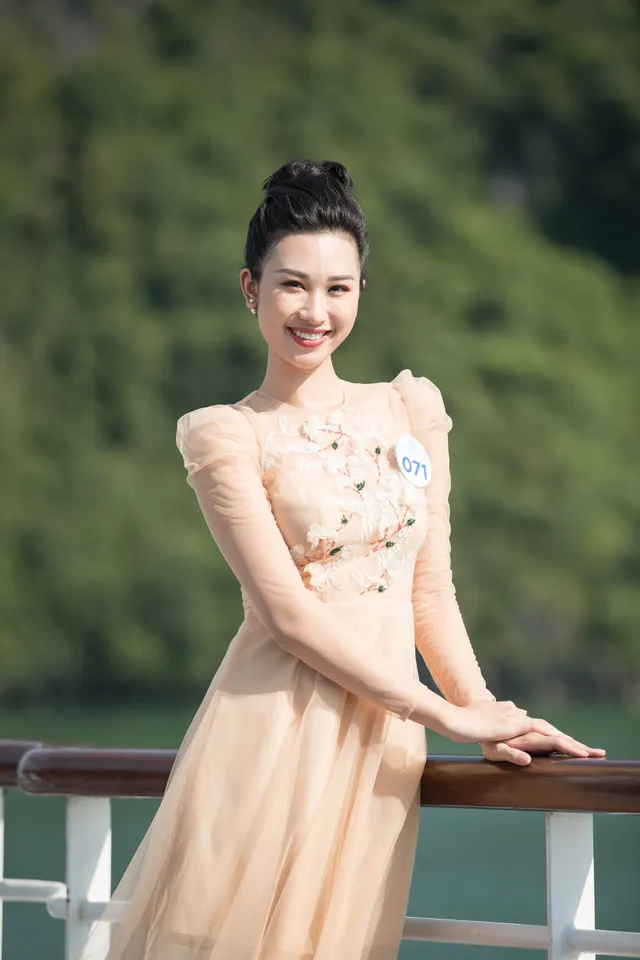 Dàn thí sinh Miss World Vietnam tự tin catwalk trên du thuyền ở Vịnh Hạ Long - Ảnh 2.