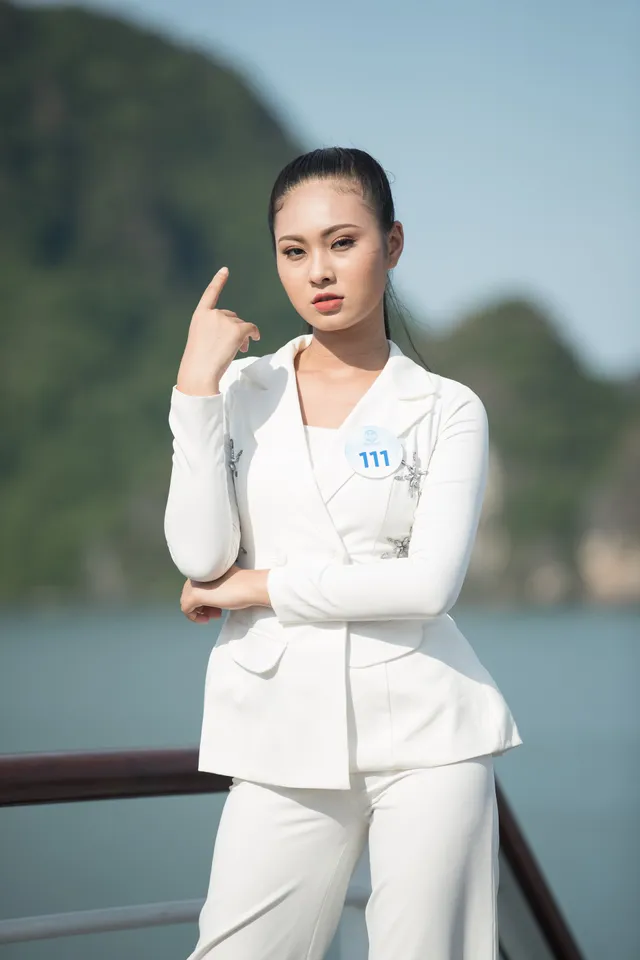 Dàn thí sinh Miss World Vietnam tự tin catwalk trên du thuyền ở Vịnh Hạ Long - Ảnh 13.