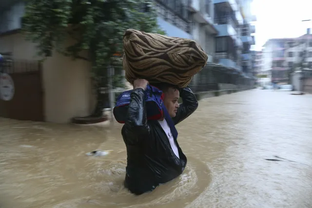 Hàng chục người thiệt mạng vì mưa lũ tại Nam Á - Ảnh 2.