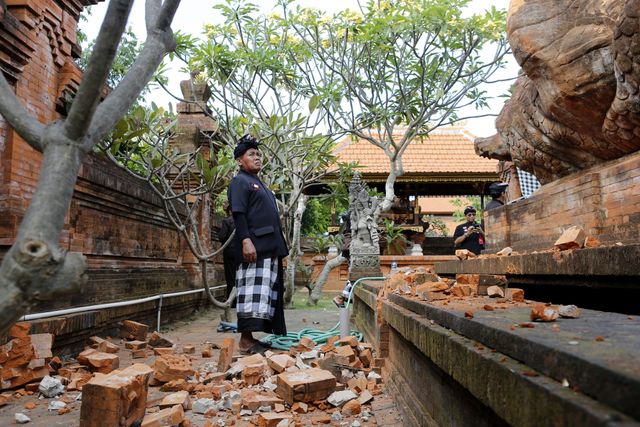 Hàng nghìn người sơ tán sau trận động đất 7,3 độ ở miền Đông Indonesia - Ảnh 1.