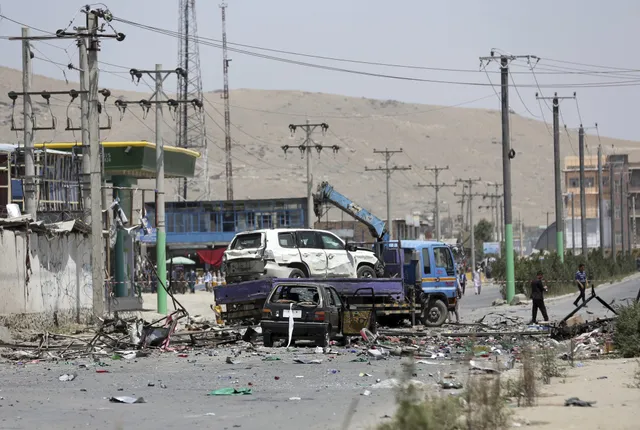 Đánh bom liên hoàn tại Kabul (Afghanistan) gây nhiều thương vong - Ảnh 4.