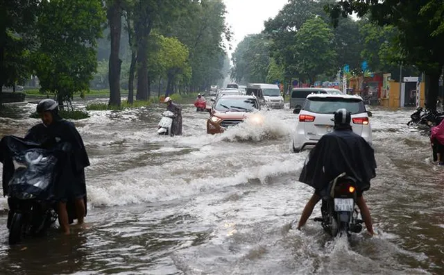 Nhiều tuyến phố tại Hà Nội biến thành sông sau cơn mưa lớn - Ảnh 10.