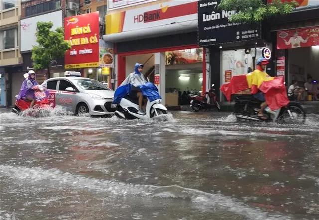 Nhiều tuyến phố tại Hà Nội biến thành sông sau cơn mưa lớn - Ảnh 4.