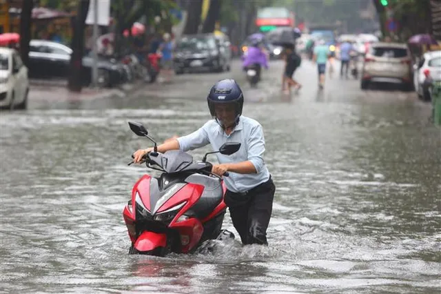 Nhiều tuyến phố tại Hà Nội biến thành sông sau cơn mưa lớn - Ảnh 5.