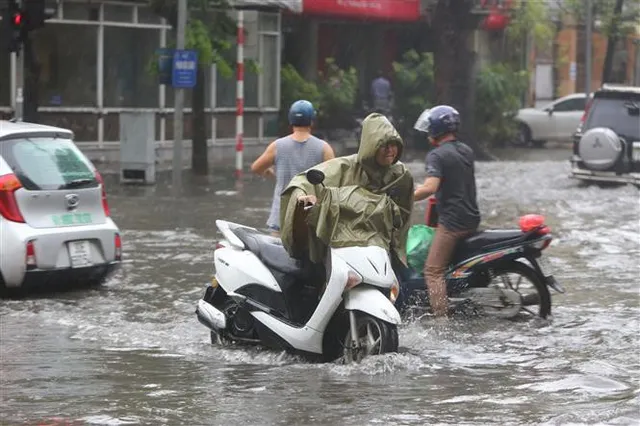 Nhiều tuyến phố tại Hà Nội biến thành sông sau cơn mưa lớn - Ảnh 7.