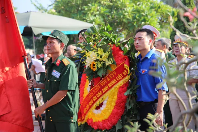 Đoàn Thanh niên Đài THVN thắp nến tri ân các anh hùng liệt sỹ - Ảnh 2.