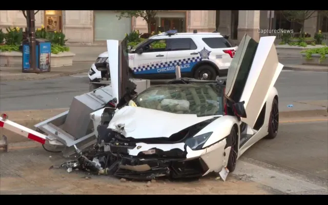 Siêu bò Lamborghini Aventador nát bét sau khi tông vào xe cảnh sát - Ảnh 1.