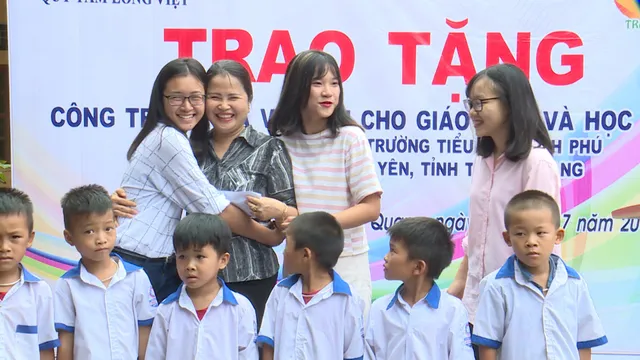 Quỹ Tấm lòng Việt và du học sinh Mỹ khoác chiếc áo mới cho điểm trường vùng cao - Ảnh 15.