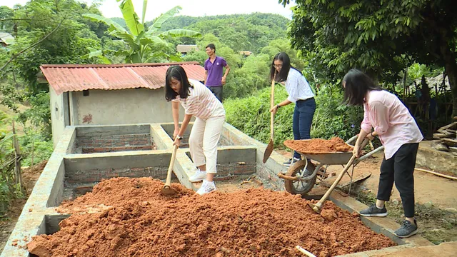 Quỹ Tấm lòng Việt và du học sinh Mỹ khoác chiếc áo mới cho điểm trường vùng cao - Ảnh 19.