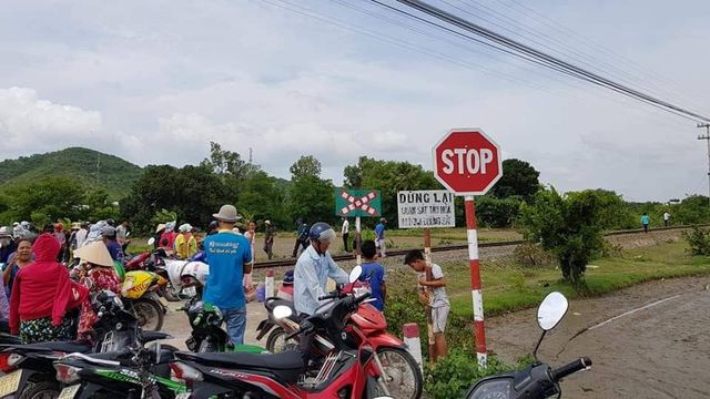 Tàu SE27 tông ô tô 16 chỗ, 3 người chết tại Bình Thuận - Ảnh 4.