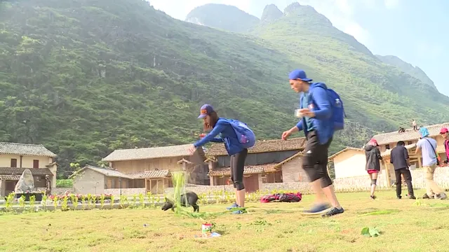 Cuộc đua kỳ thú - Tập 1: Đỗ Mỹ Linh - Xuân Tiền nhận làm bố mẹ dỗ dành chú heo con - Ảnh 2.