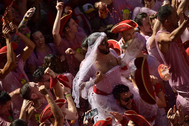Lễ hội đua cùng bò tót San Fermin ở Tây Ban Nha - Ảnh 1.