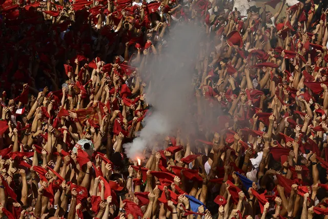 Lễ hội đua cùng bò tót San Fermin ở Tây Ban Nha - Ảnh 2.