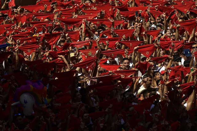 Lễ hội đua cùng bò tót San Fermin ở Tây Ban Nha - Ảnh 3.