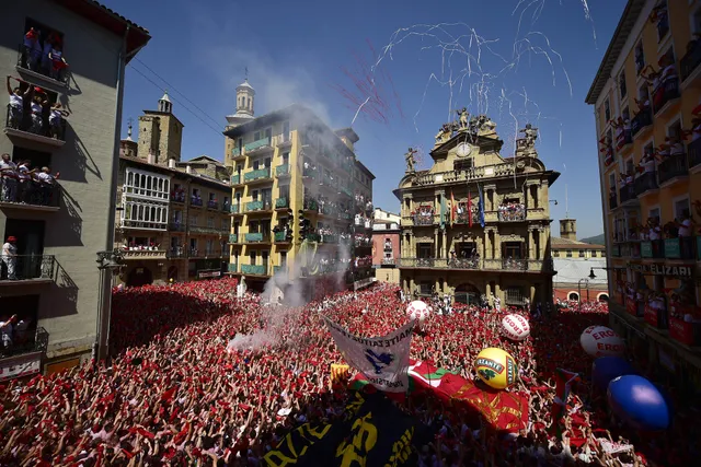Lễ hội đua cùng bò tót San Fermin ở Tây Ban Nha - Ảnh 5.