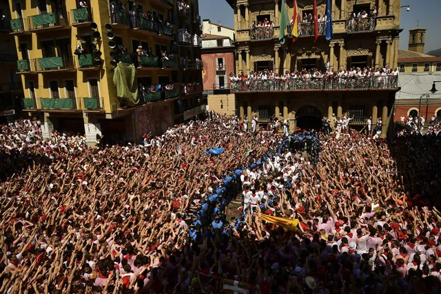 Lễ hội đua cùng bò tót San Fermin ở Tây Ban Nha - Ảnh 7.