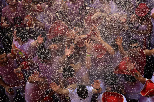 Lễ hội đua cùng bò tót San Fermin ở Tây Ban Nha - Ảnh 8.