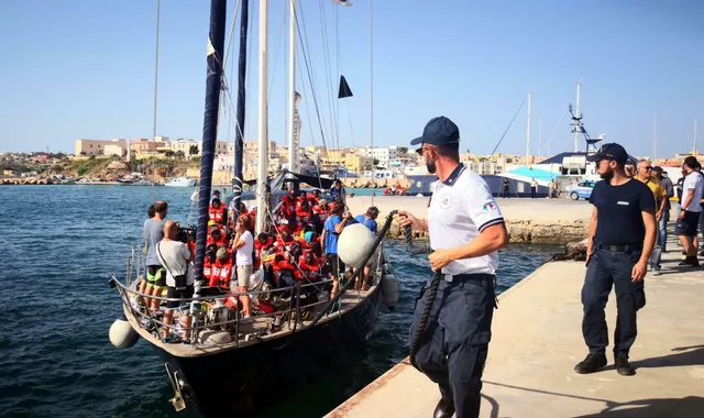 Tàu chở người tị nạn cập cảng Italy bất chấp lệnh cấm - Ảnh 5. Tàu chở người tị nạn cập cảng Italy bất chấp lệnh cấm - Ảnh 5.
