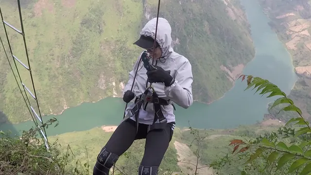 H’Hen Niê gây bất ngờ vì leo thang dây hàng chục mét lên đỉnh núi tại Cuộc đua kỳ thú - Ảnh 4. H’Hen Niê gây bất ngờ vì leo thang dây hàng chục mét lên đỉnh núi tại Cuộc đua kỳ thú - Ảnh 4.