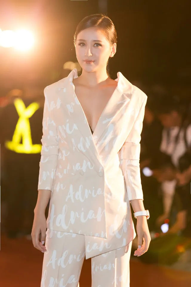 Á hậu Phương Nga tình tứ bên Bình An, Đỗ Mỹ Linh một mình sải bước trên thảm đỏ Miss World Việt Nam 2019 - Ảnh 7. Á hậu Phương Nga tình tứ bên Bình An, Đỗ Mỹ Linh một mình sải bước trên thảm đỏ Miss World Việt Nam 2019 - Ảnh 7.