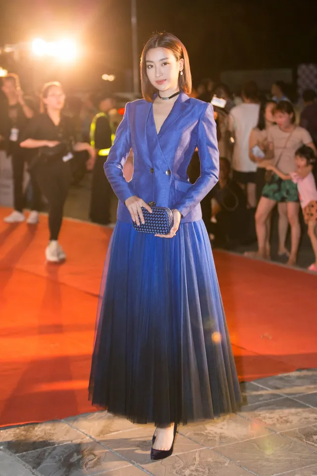 Á hậu Phương Nga tình tứ bên Bình An, Đỗ Mỹ Linh một mình sải bước trên thảm đỏ Miss World Việt Nam 2019 - Ảnh 2. Á hậu Phương Nga tình tứ bên Bình An, Đỗ Mỹ Linh một mình sải bước trên thảm đỏ Miss World Việt Nam 2019 - Ảnh 2.