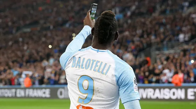 balotelli-an-mung-cuc-chat-lukaku-dap-tra-bat-ngo-222140jpg balotelli-an-mung-cuc-chat-lukaku-dap-tra-bat-ngo-222140jpg