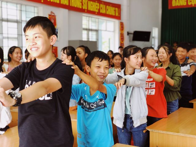 Trẻ em làng biển Tiên Châu vui sướng với lớp học kỹ năng của đoàn đại biểu SSEAYP Việt Nam - Ảnh 3.