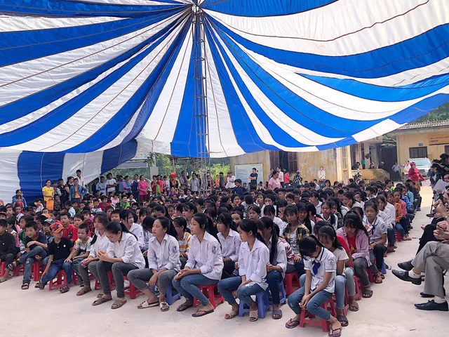 Quỹ Tấm lòng Việt trao tặng 500 suất quà đến học sinh dân tộc thiểu số tỉnh Lạng Sơn - Ảnh 5.