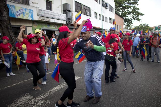 Venezuela thu thập chữ ký phản đối lệnh phong tỏa của Mỹ - Ảnh 1.