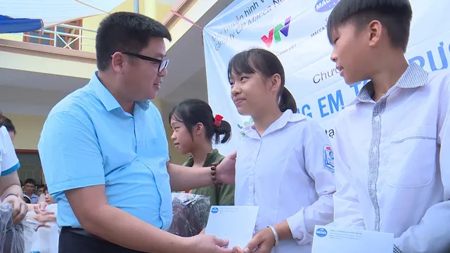 Quỹ Tấm lòng Việt trao tặng 500 suất quà đến học sinh dân tộc thiểu số tỉnh Lạng Sơn - Ảnh 3.