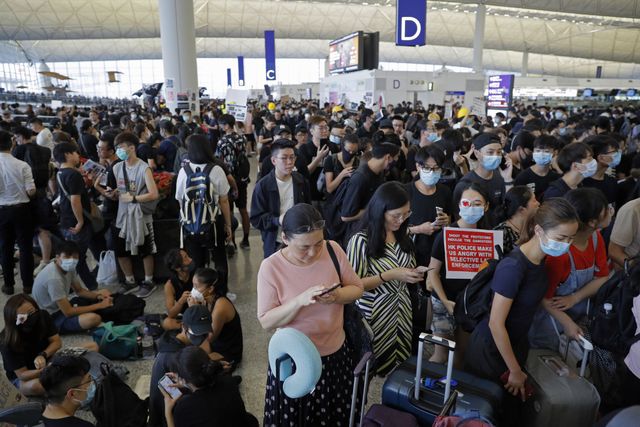 Hong Kong (Trung Quốc) hủy mọi chuyến bay vì biểu tình - Ảnh 10.