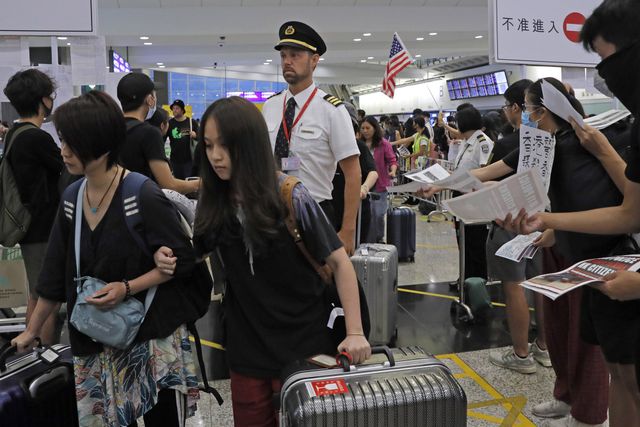 Hong Kong (Trung Quốc) hủy mọi chuyến bay vì biểu tình - Ảnh 17.