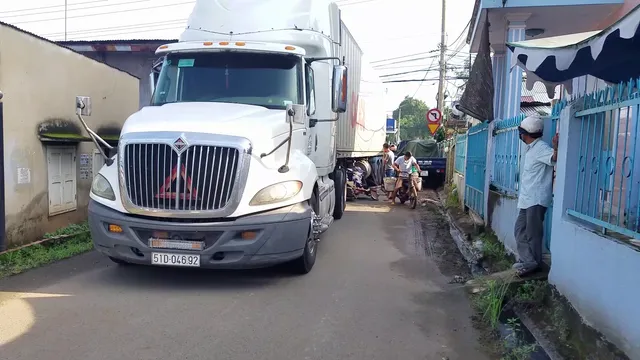 Kinh hoàng xe container “đại náo” quốc lộ 1, nhiều người khiếp vía - Ảnh 2.