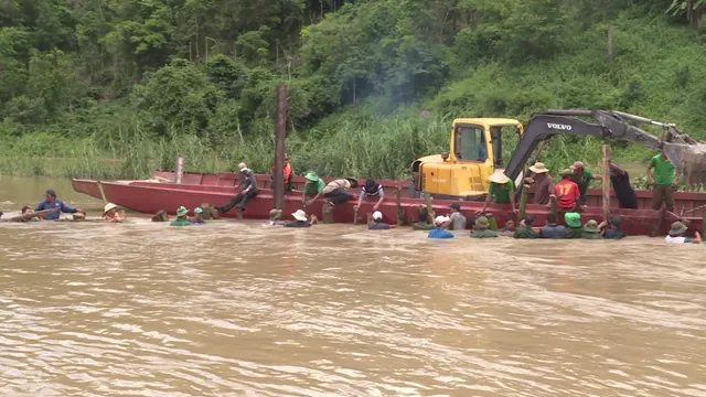 Hàng trăm người dầm mình dưới nước đắp đê bị vỡ để cứu lúa - Ảnh 2.