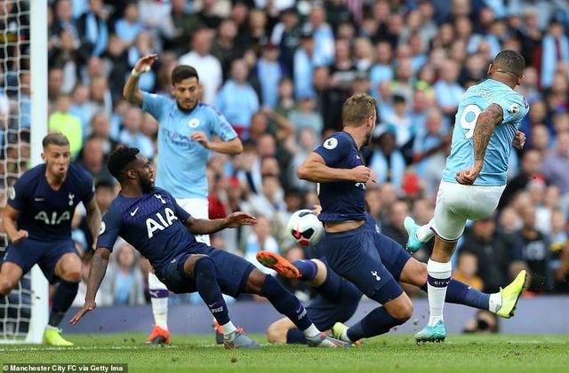 ẢNH: Man City đã đánh rơi chiến thắng phút bù giờ trước Tottenham vì VAR như thế nào? - Ảnh 10.