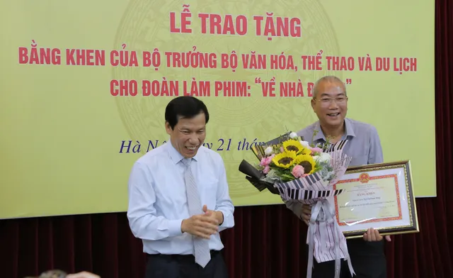 Ê-kíp Về nhà đi con vinh dự được Bộ trưởng Bộ Văn hóa, Thể thao và du lịch trao bằng khen - Ảnh 2.