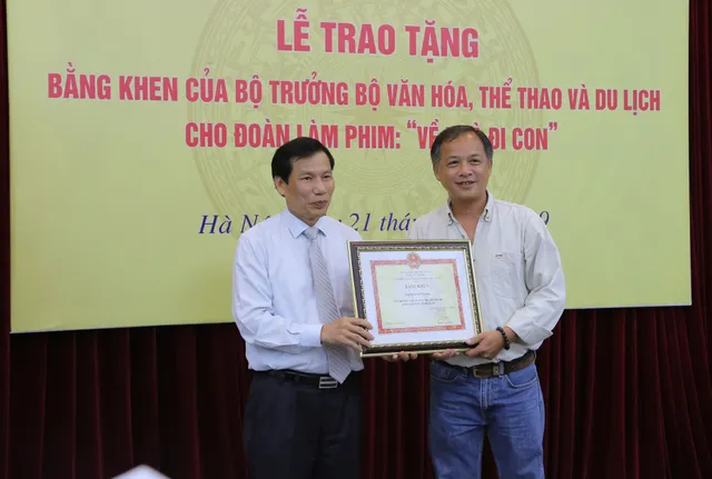 Ê-kíp Về nhà đi con vinh dự được Bộ trưởng Bộ Văn hóa, Thể thao và du lịch trao bằng khen - Ảnh 3.