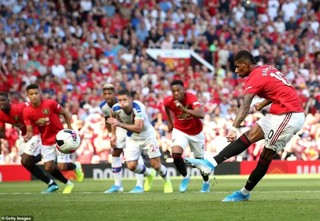 Manchester United 1-2 Crystal Palace: Rashford đá trượt penalty, Man Utd thua sốc trên sân nhà - Ảnh 3.