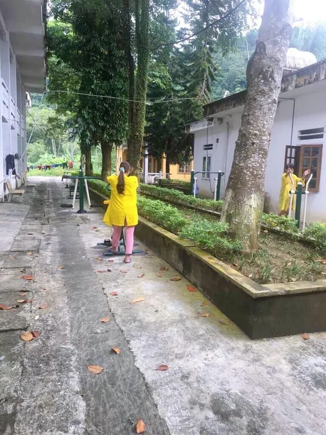 Lắp dụng cụ thể dục ngoài trời cho bệnh nhân - Ảnh 2. Lắp dụng cụ thể dục ngoài trời cho bệnh nhân - Ảnh 2.