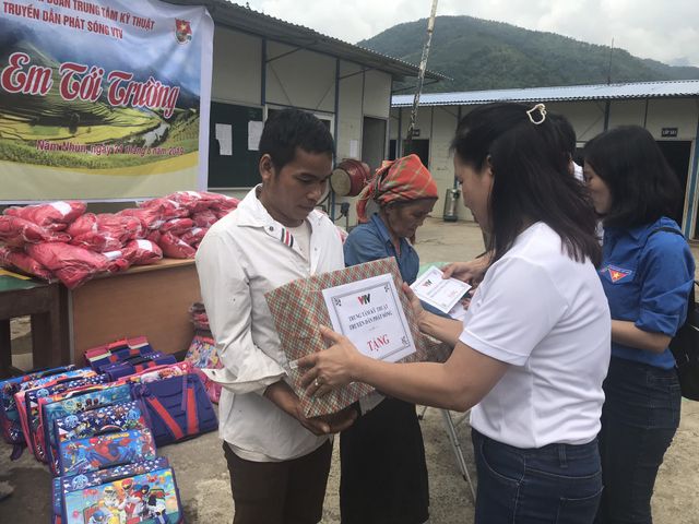 Trung tâm Kỹ thuật Truyền dẫn phát sóng - Đài THVN tặng quà đầu năm học cho học sinh vùng cao - Ảnh 3.