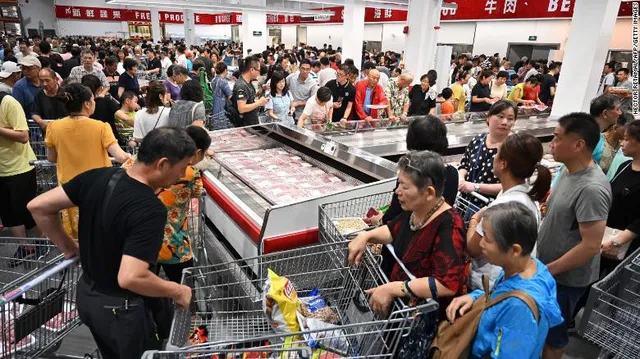 Siêu thị Costco đầu tiên tại Trung Quốc “thất thủ” trong ngày khai trương - Ảnh 2. Siêu thị Costco đầu tiên tại Trung Quốc “thất thủ” trong ngày khai trương - Ảnh 2.