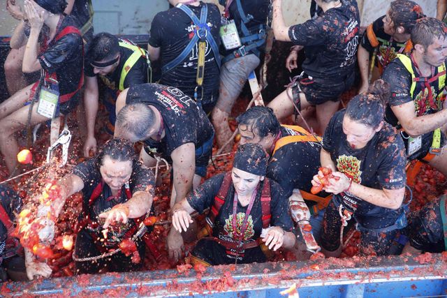 Biển cà chua đỏ rực rại lễ hội La Tomatina - Ảnh 3.