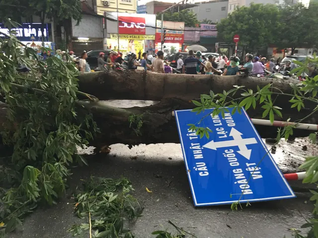 Mưa dông kinh hoàng ập đến, Hà Nội trở tay không kịp - Ảnh 3.