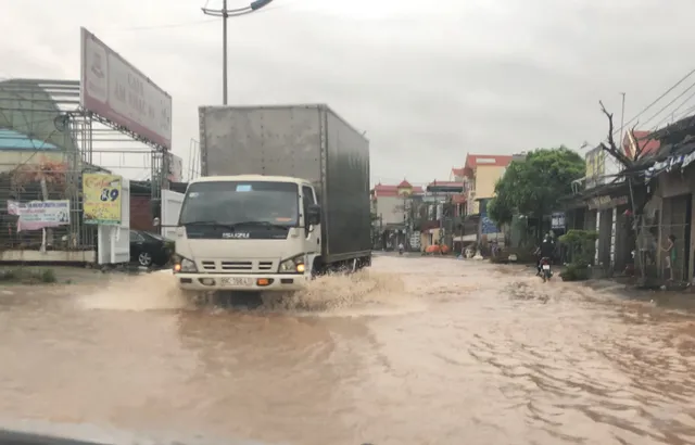 Chùm ảnh: Hà Nội có nhiều điểm ngập nước, cây đổ ảnh hưởng đến giao thông - Ảnh 2.