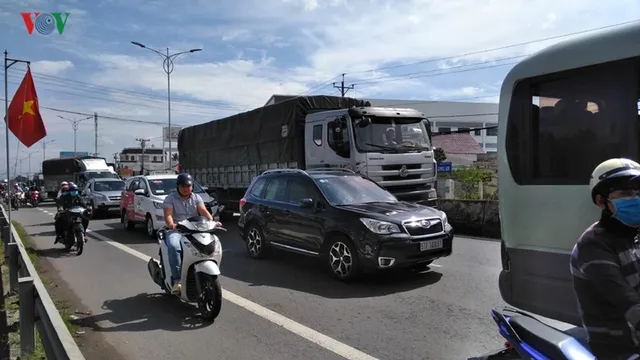 Ô tô tông liên hoàn, gây ùn tắc giao thông trên Quốc lộ 1A - Ảnh 2.